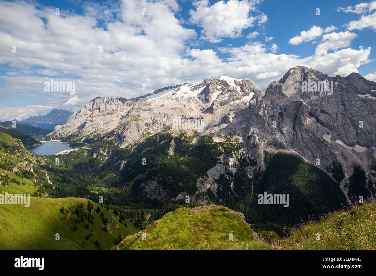 Vue sur le groupe Marmolada de Viel dal Pan. Lac Fedaia en arrière-plan. Les Dolomites. Alpes italiennes. Europe. Banque D'Images