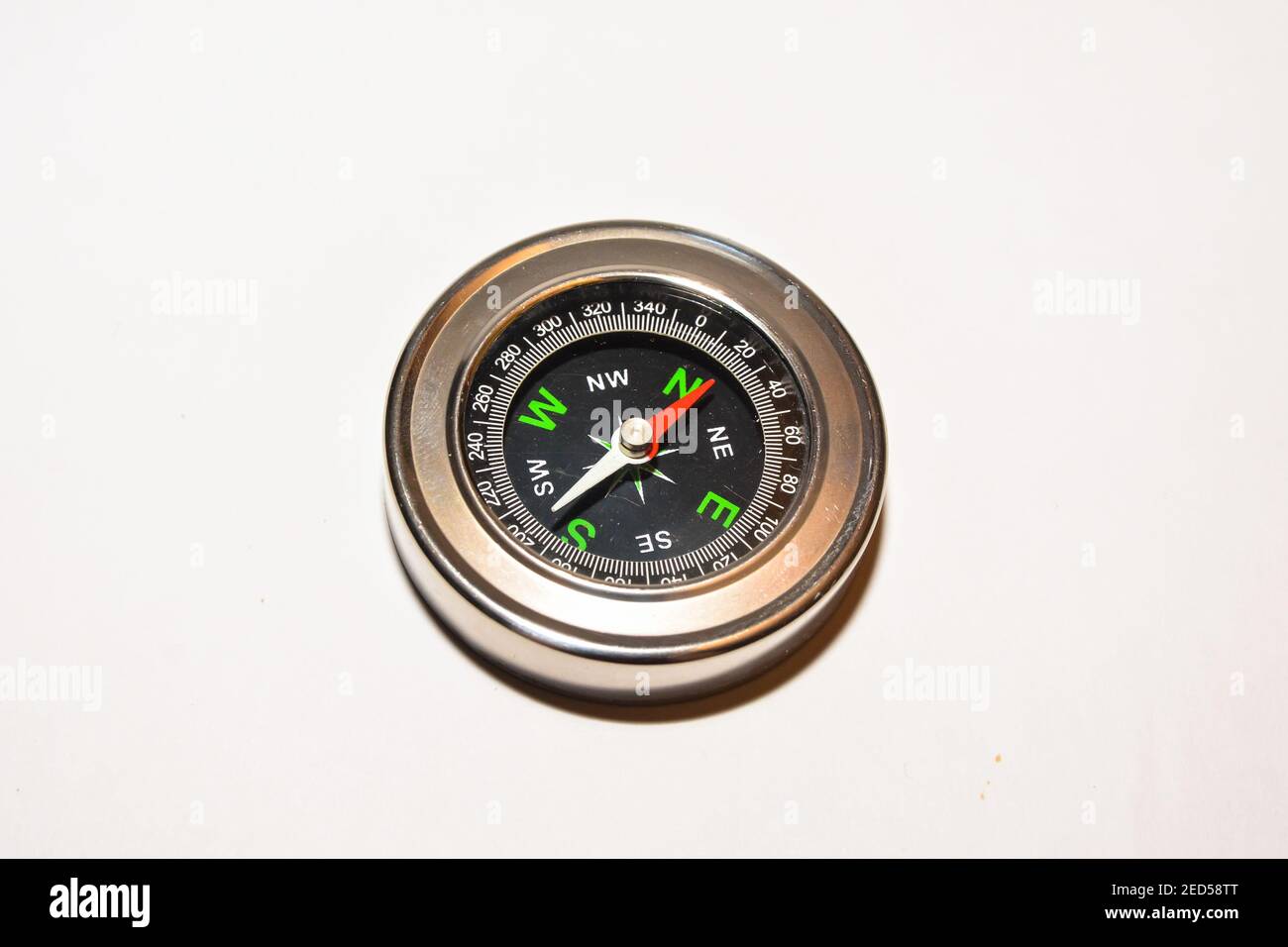 Boussole. Compas magnétique sur fond blanc. Banque D'Images