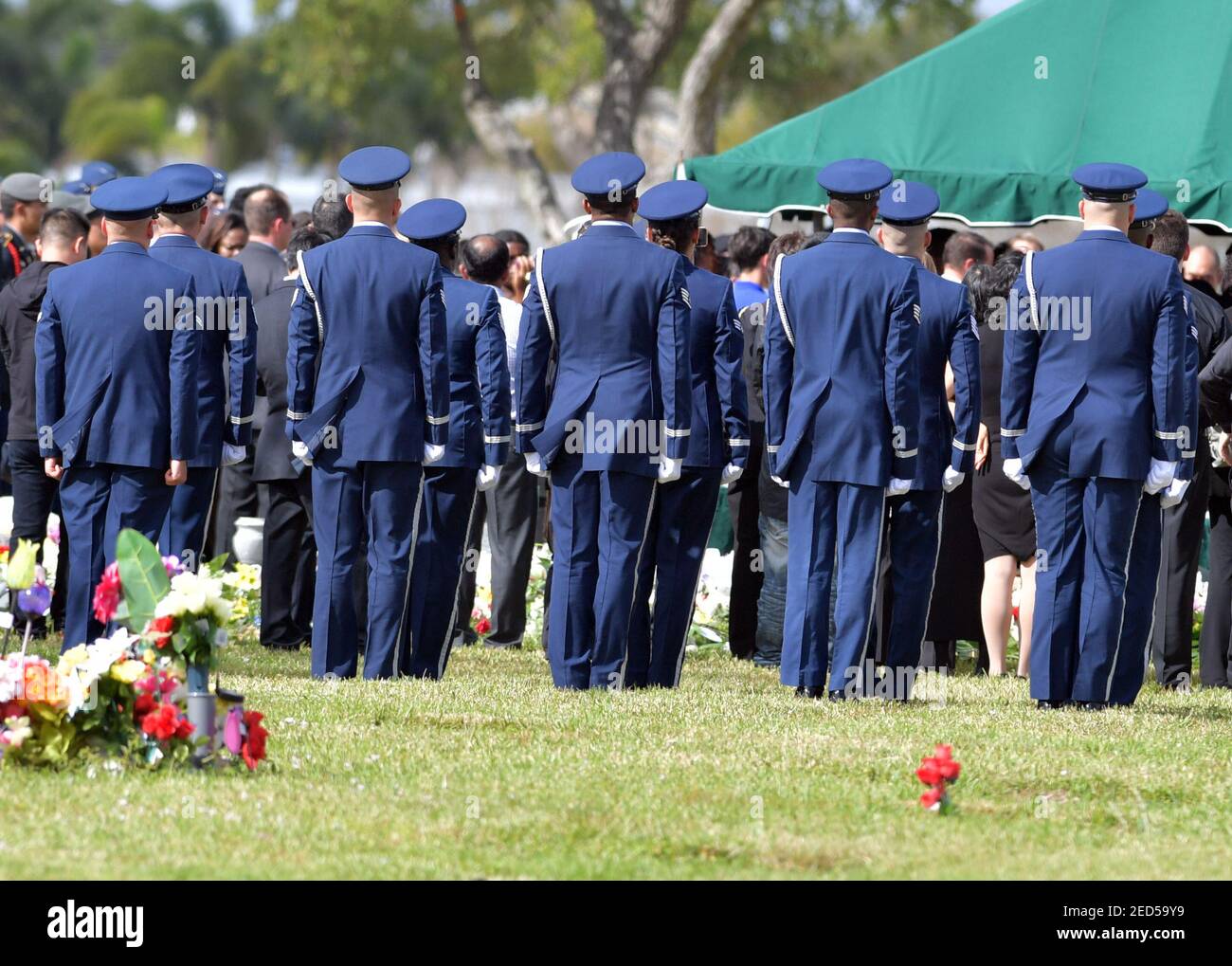 FORT LAUDERDALE, FL - 20 FÉVRIER : Peter Wang, 15 ans, qui faisait partie des 17 personnes tuées par un homme armé à la Marjory Stoneman Douglas High School de Parkland, Floride, a été admis en classe de 2025 à son école de rêve, West point Academy. Il y avait un service commémoratif pour lui à la maison funéraire et au centre de crémation de Kraeer et qu'il a été mis au repos à Bailey Memorial Gardens le 20 février 2018 personnes: Peter Wang crédit: Storms Media Group/Alay Live News Banque D'Images