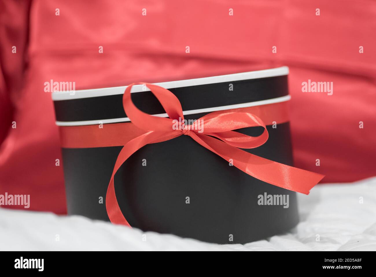 boîte surprise cadeau avec ruban rouge en gros plan Banque D'Images