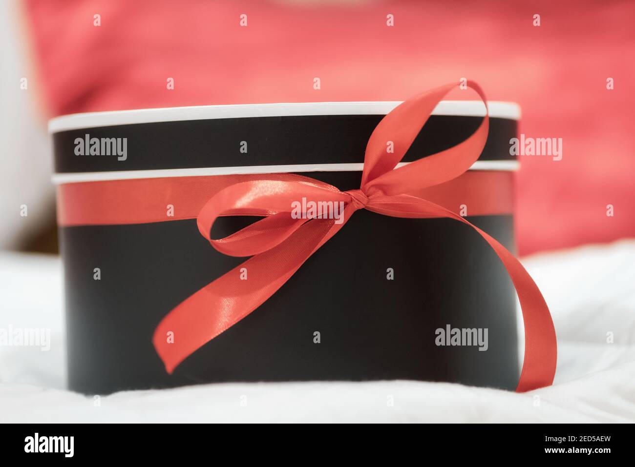 boîte surprise cadeau avec ruban rouge en gros plan Banque D'Images