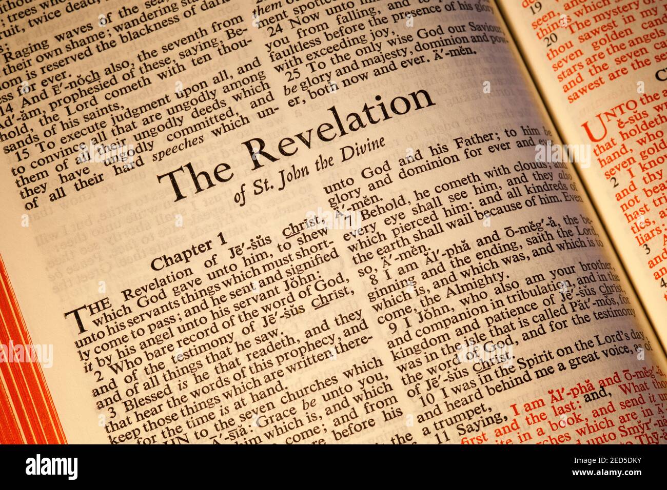 La Sainte Bible, version du roi Jacques, ouverte au chapitre 1 des révélations dans le Nouveau Testament. Banque D'Images