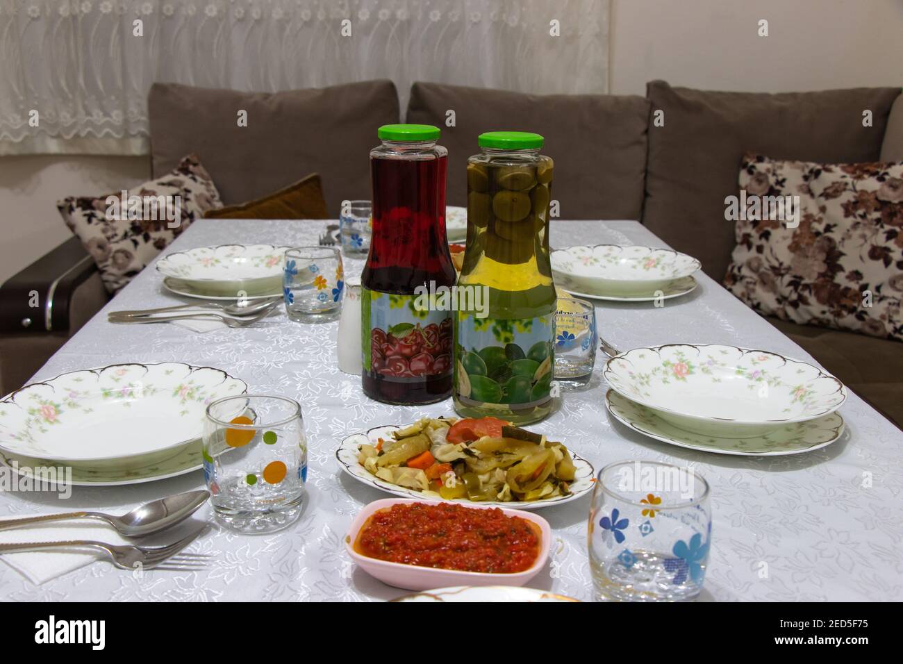 Table de dîner familiale préparée pour manger. La fête commence dans un instant. Temps de l'iftar en soirée de Ramadan Banque D'Images
