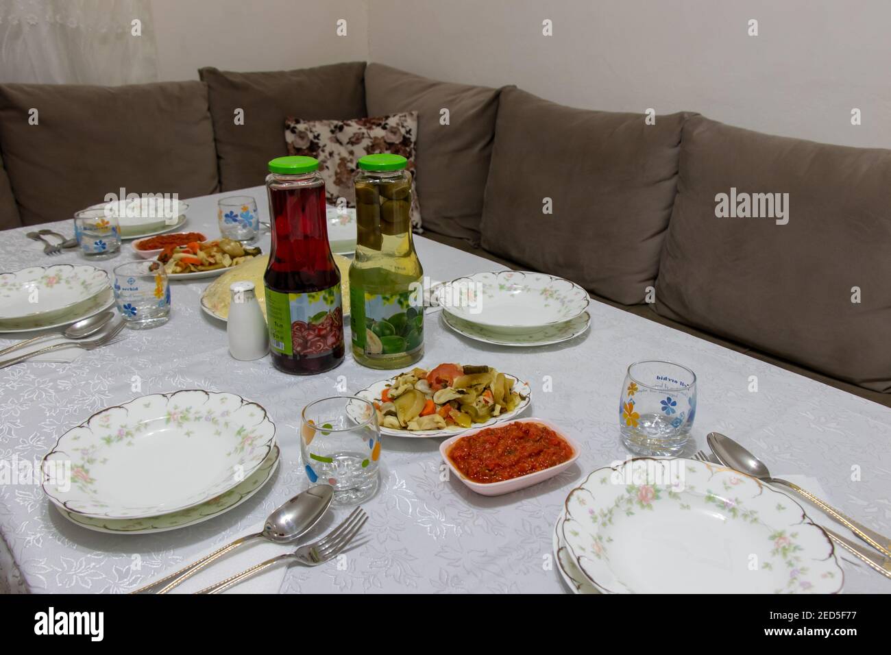 Table de dîner familiale préparée pour manger. La fête commence dans un instant. Temps de l'iftar en soirée de Ramadan Banque D'Images