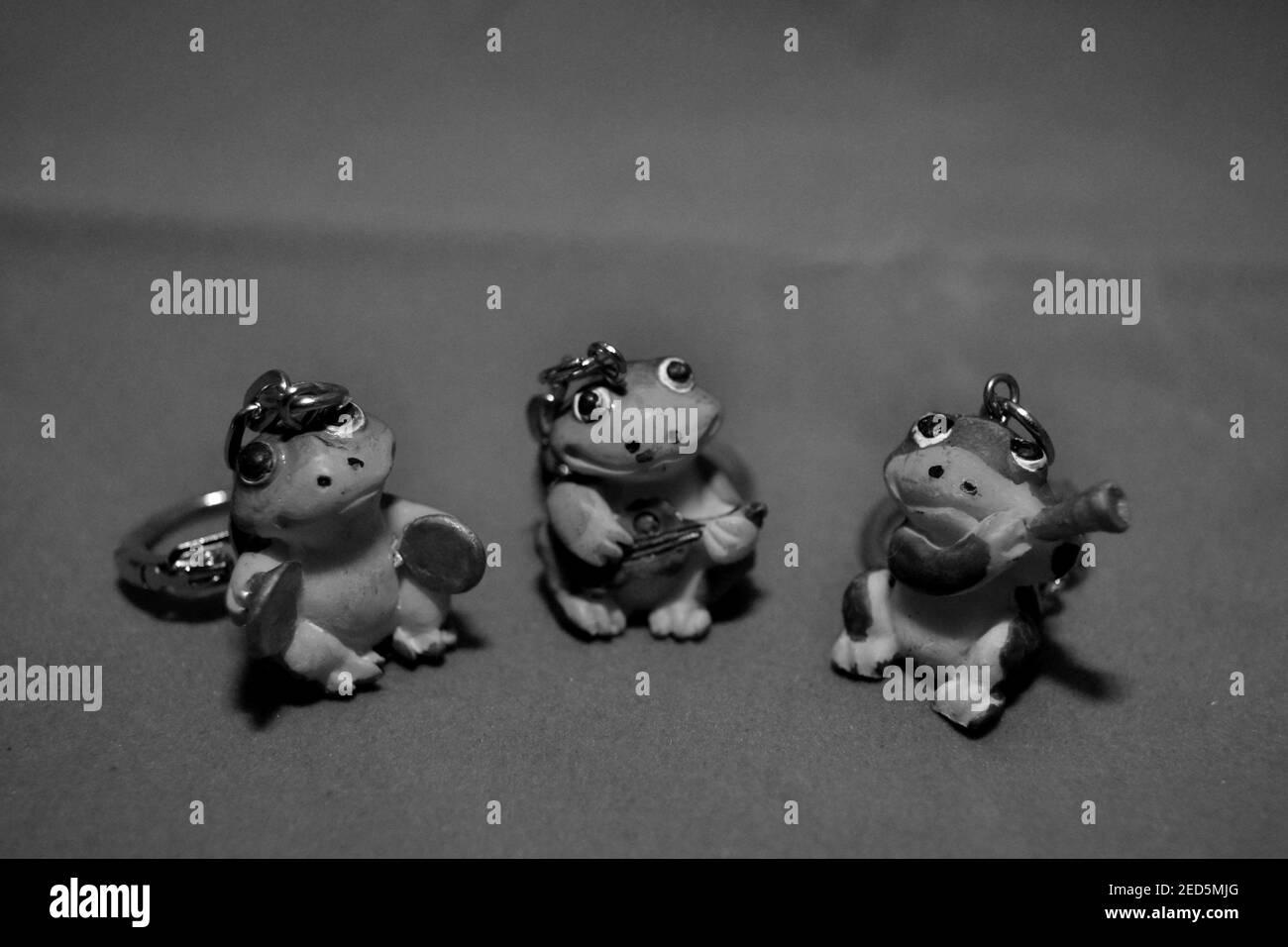 Les trois grenouilles chanceux jouant des instruments de musique Banque D'Images