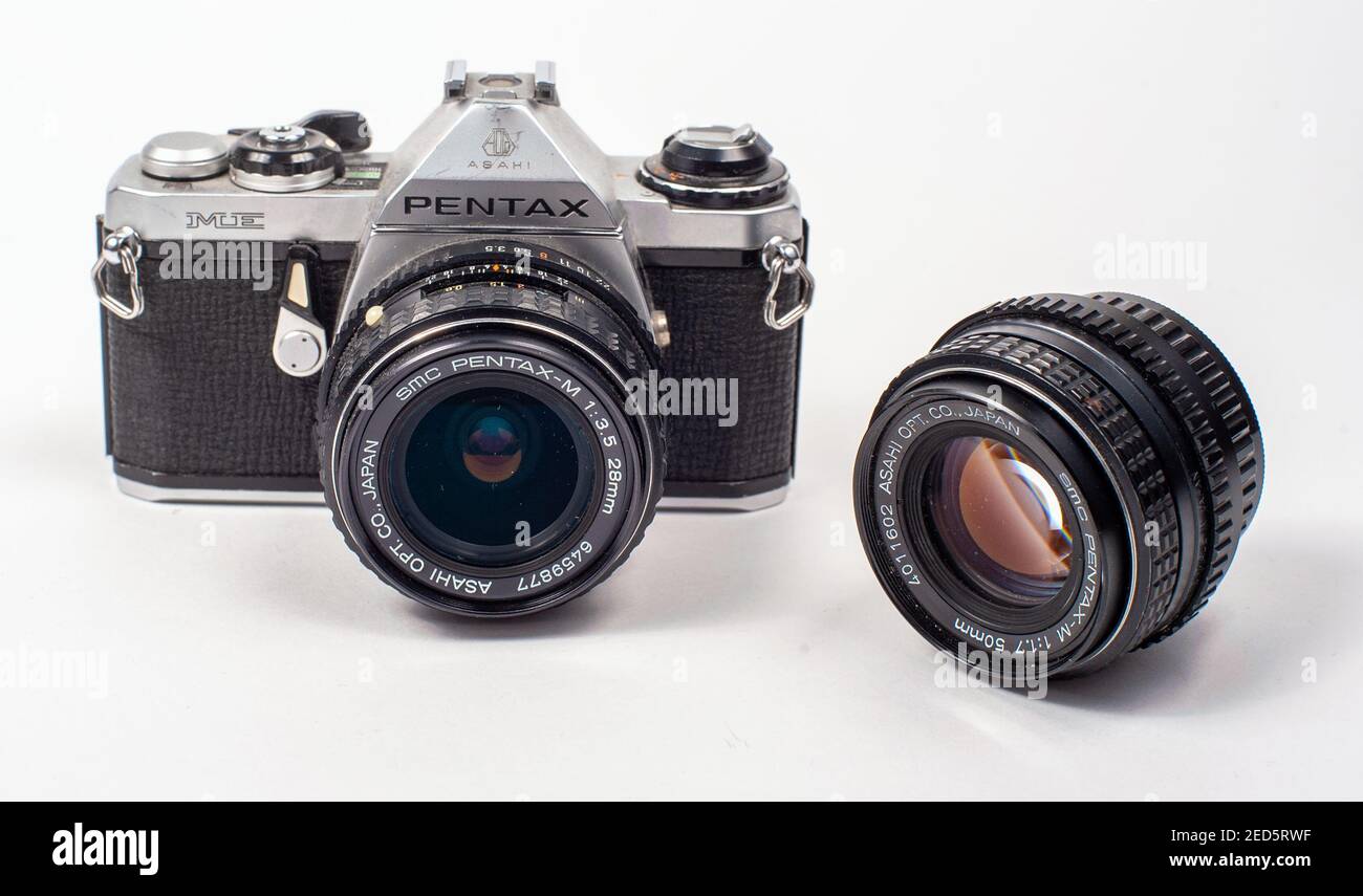 29 novembre 2017, Moscou, Russie. Un appareil photo reflex mono-objectif petit format d'Asahi Optical Pentax ME sur fond blanc. Banque D'Images
