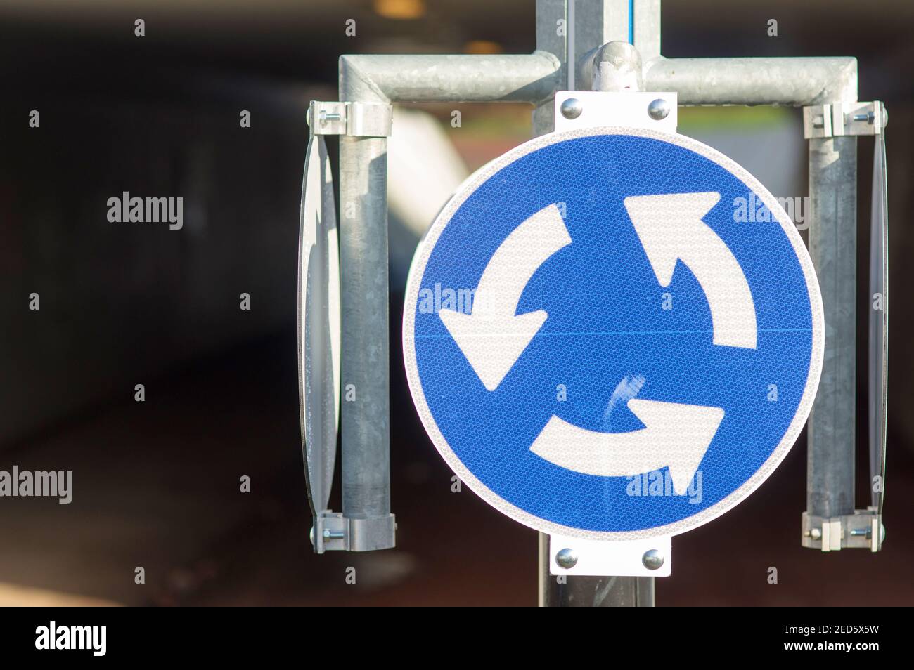 Gros plan sur un panneau bleu au rond-point Banque D'Images