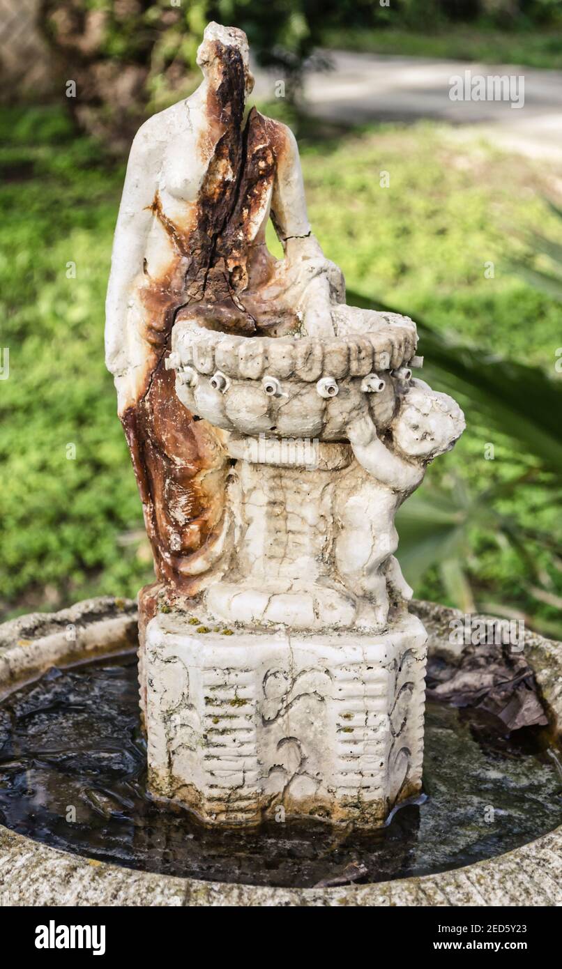 Détail d'une statue rouillée d'une vieille fontaine Banque D'Images