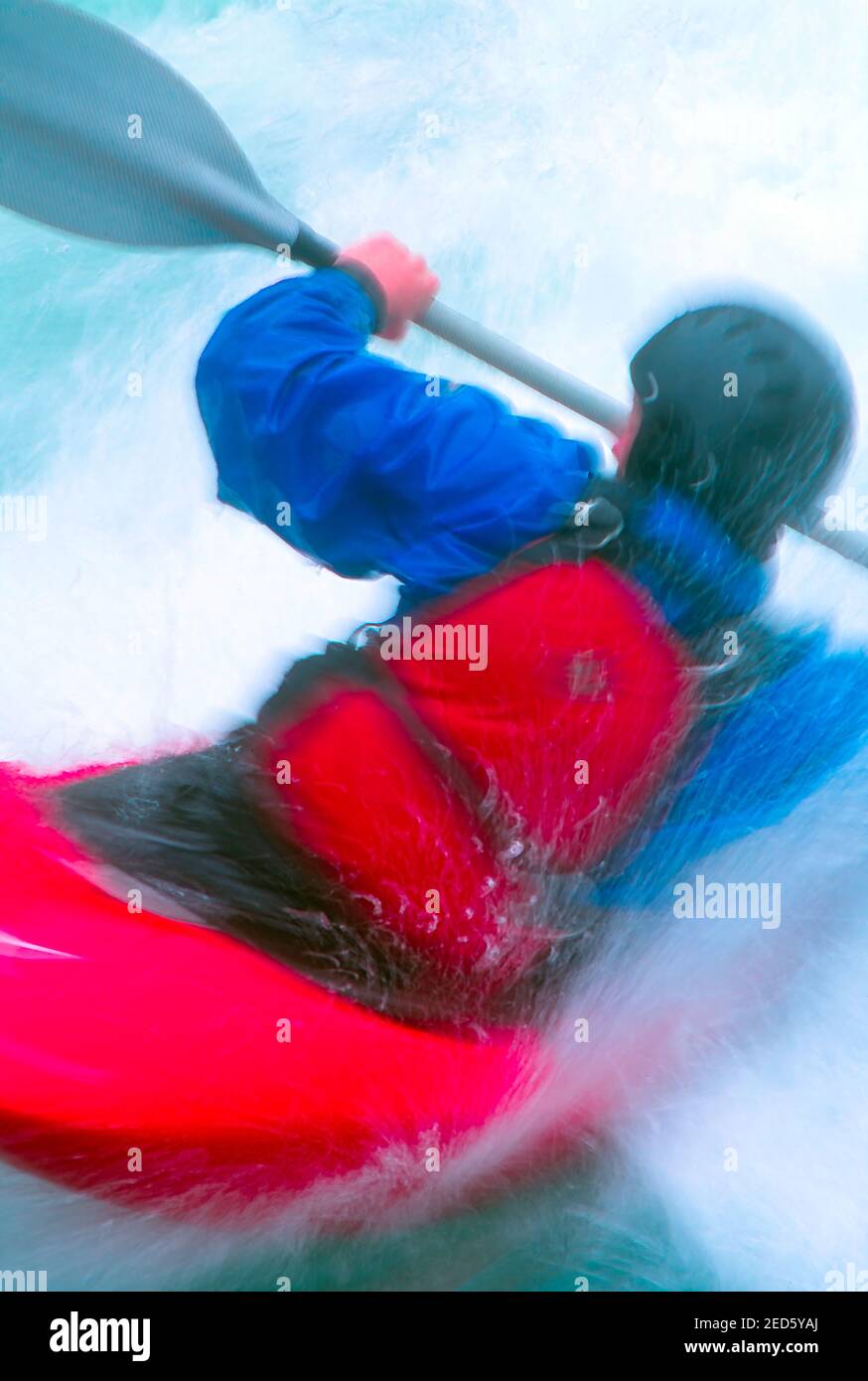 Kayak de style libre à l'eau blanche. Gros plan flou de mouvement Banque D'Images