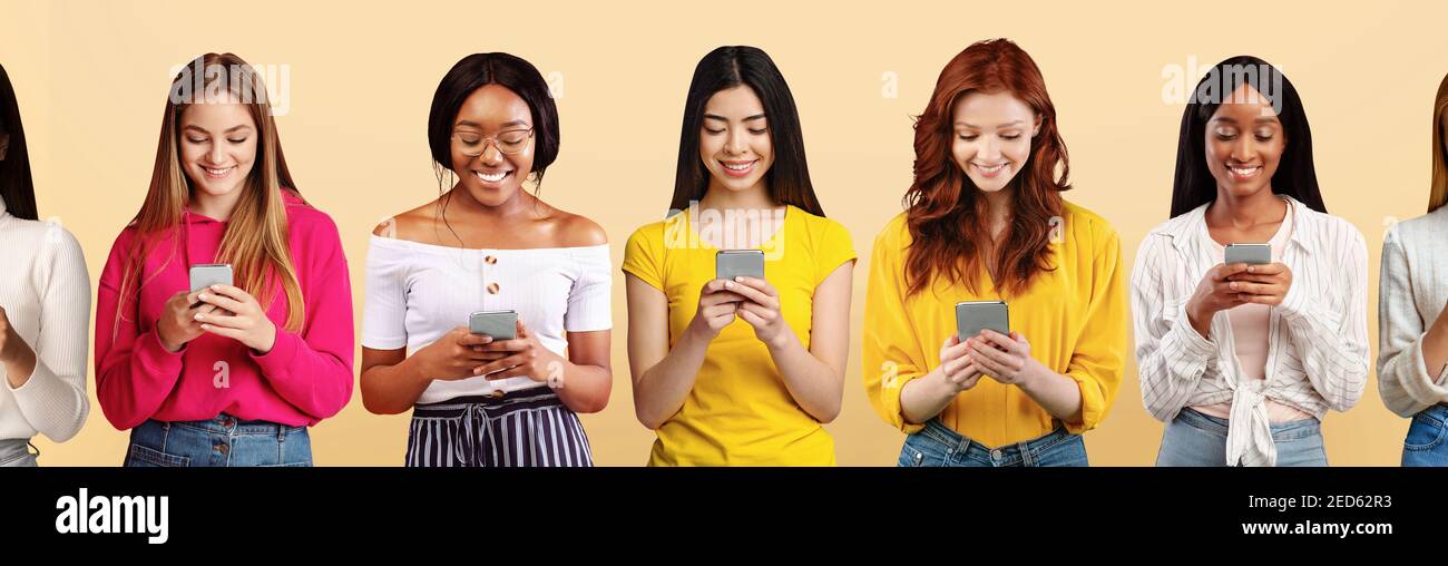 Jeunes heureux diverses femmes utilisant des smartphones pour publier sur les médias sociaux, regarder des vidéos, étudier ou travailler à distance Banque D'Images