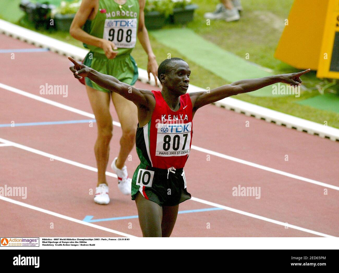 kipchoge breaking 2 hours