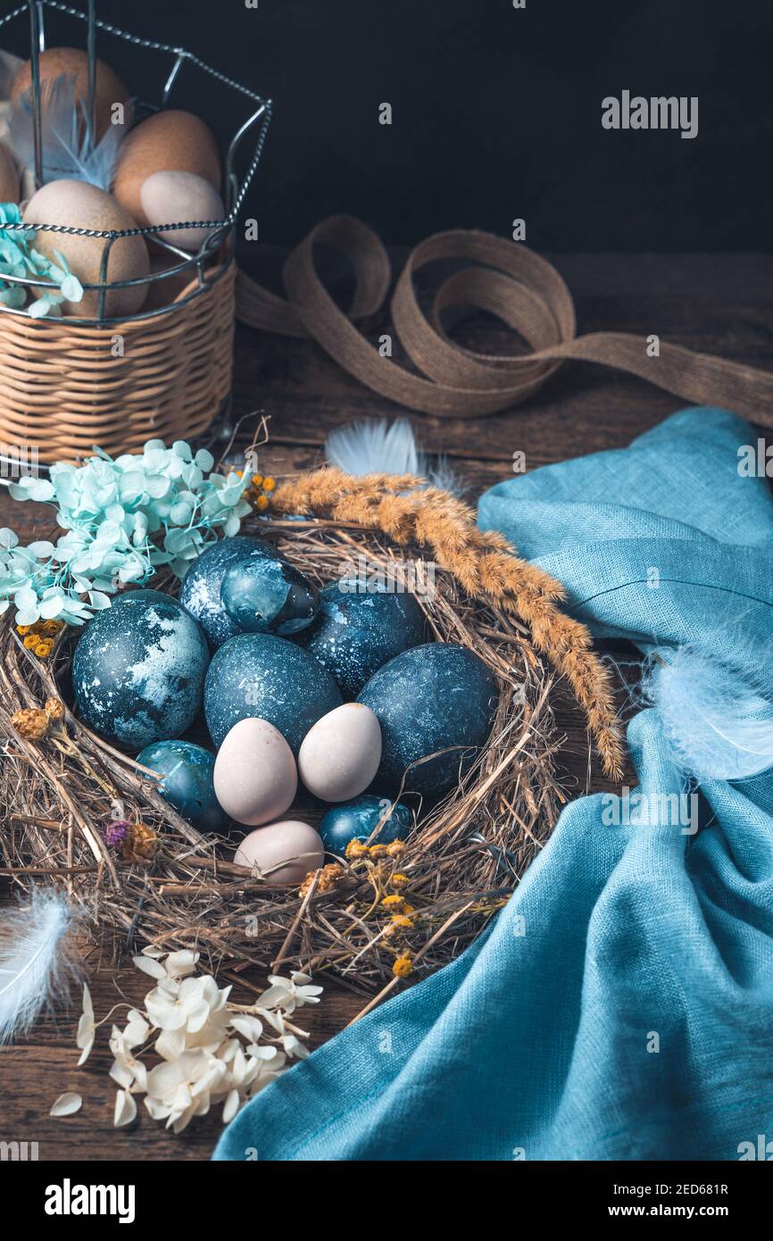 Belle composition de Pâques avec caille peinte et œufs de poulet sur fond marron. Banque D'Images
