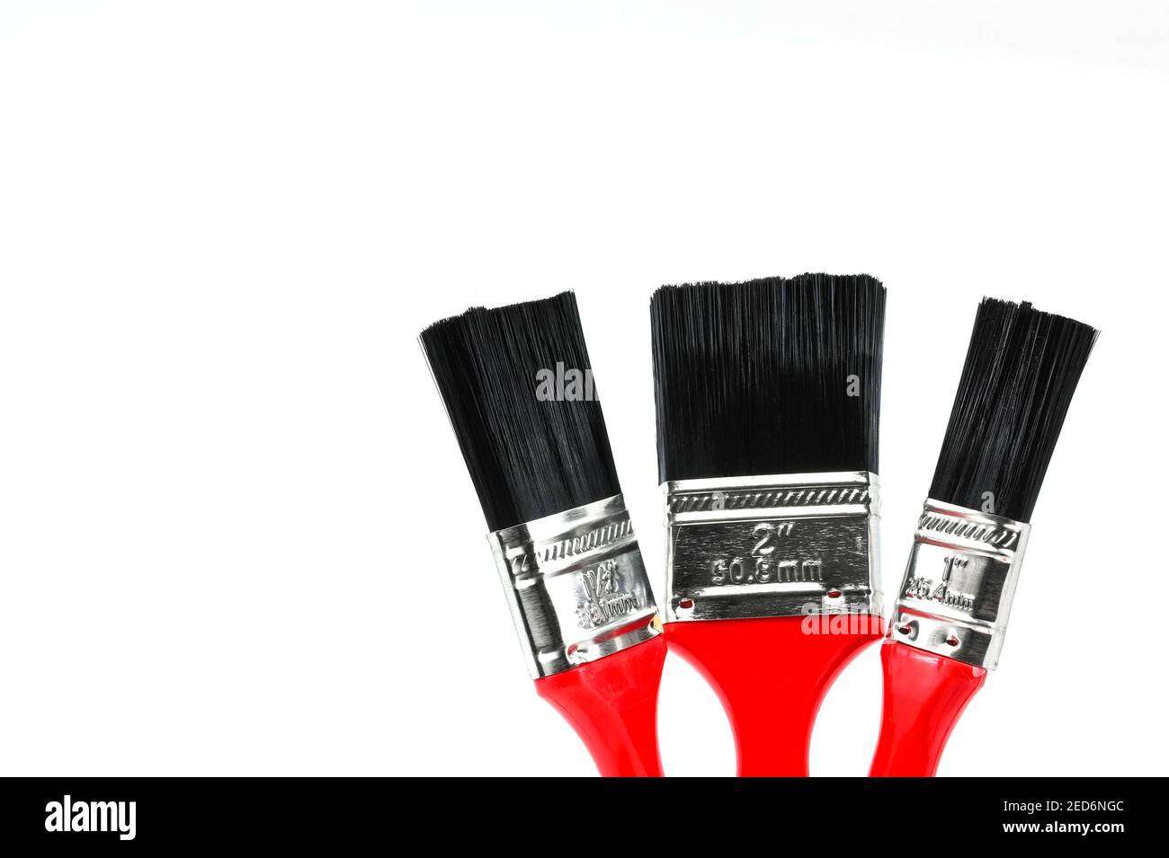 Trois pinceaux de différentes tailles sur un fond blanc Uni. Personne. Copier l'espace. Banque D'Images