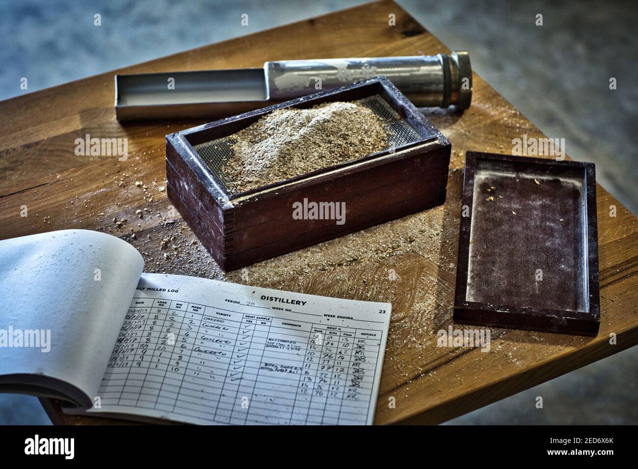 Making malt Whisky: Dispositif appelé boîte de navette, qui tamise le produit moulu dans sa taille constitutive. Banque D'Images