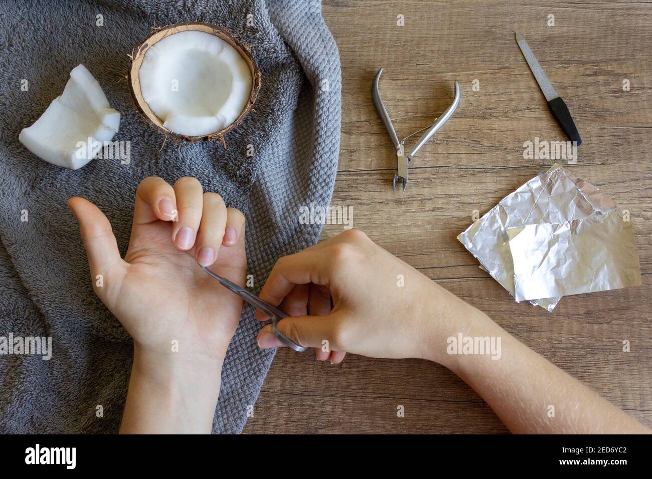 Soins des mains, soins des mains populaires. Manucure à l'huile de noix de  coco, outils de manucure : ciseaux, lime à ongles. Décapant pour gel de  film. Concept beauté et spa Photo