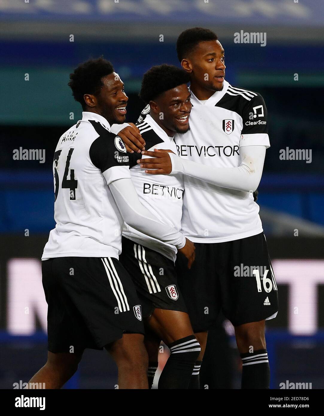 Josh Maja de Fulham (au centre) célèbre avec Ola Aina (à gauche) et Tosin Adarabioyo après avoir marquant le deuxième but de leur partie pendant le match de la Premier League à Goodison Park, Liverpool. Date de la photo: Dimanche 14 février 2021. Banque D'Images