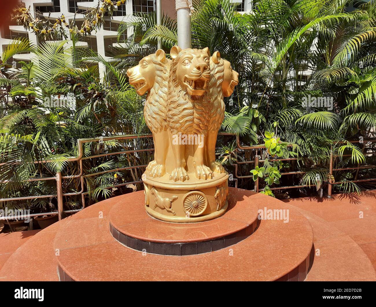 une statue dorée de lions sur le fond des plantes Et un bâtiment en Inde Banque D'Images