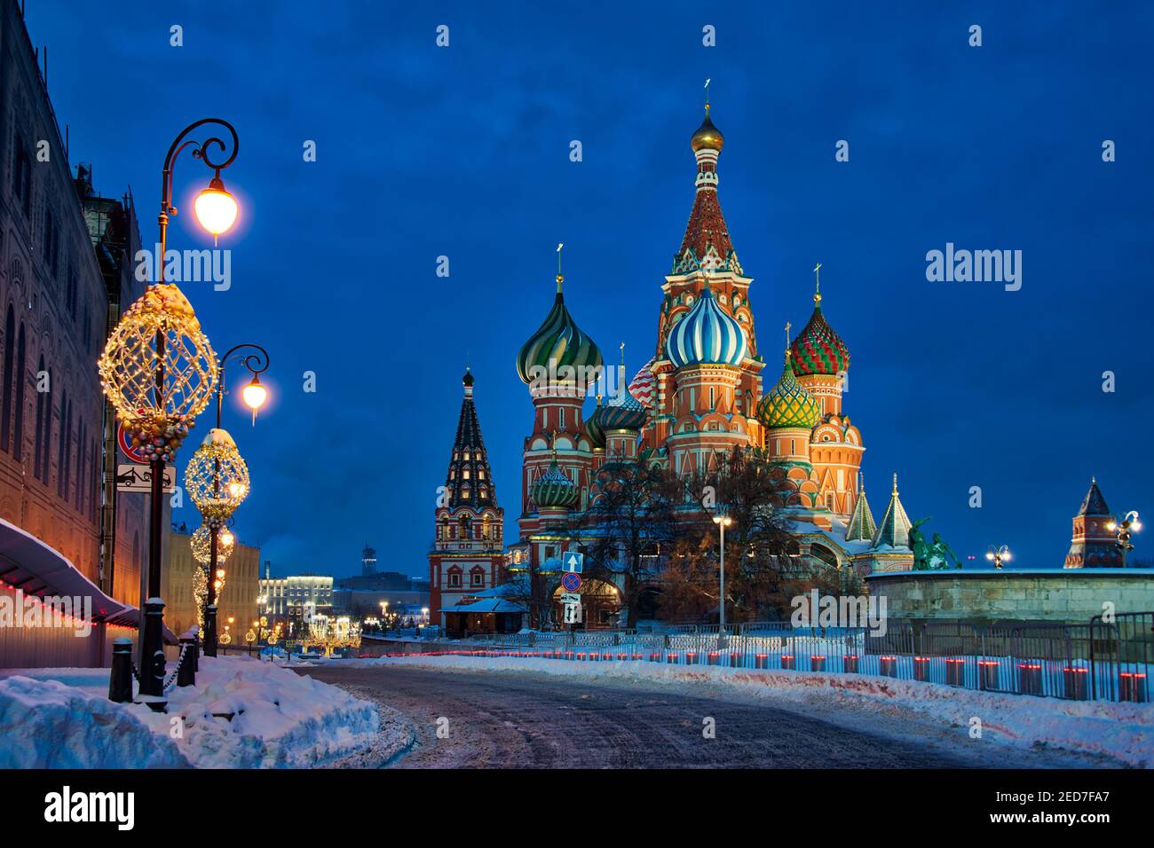 = Cathédrale de Saint-Basile en hiver crépuscule = scène de conte de fées d'hiver de Moscou avec la célèbre Cathédrale de Saint-Basile encadrée et décorée pour ne Banque D'Images