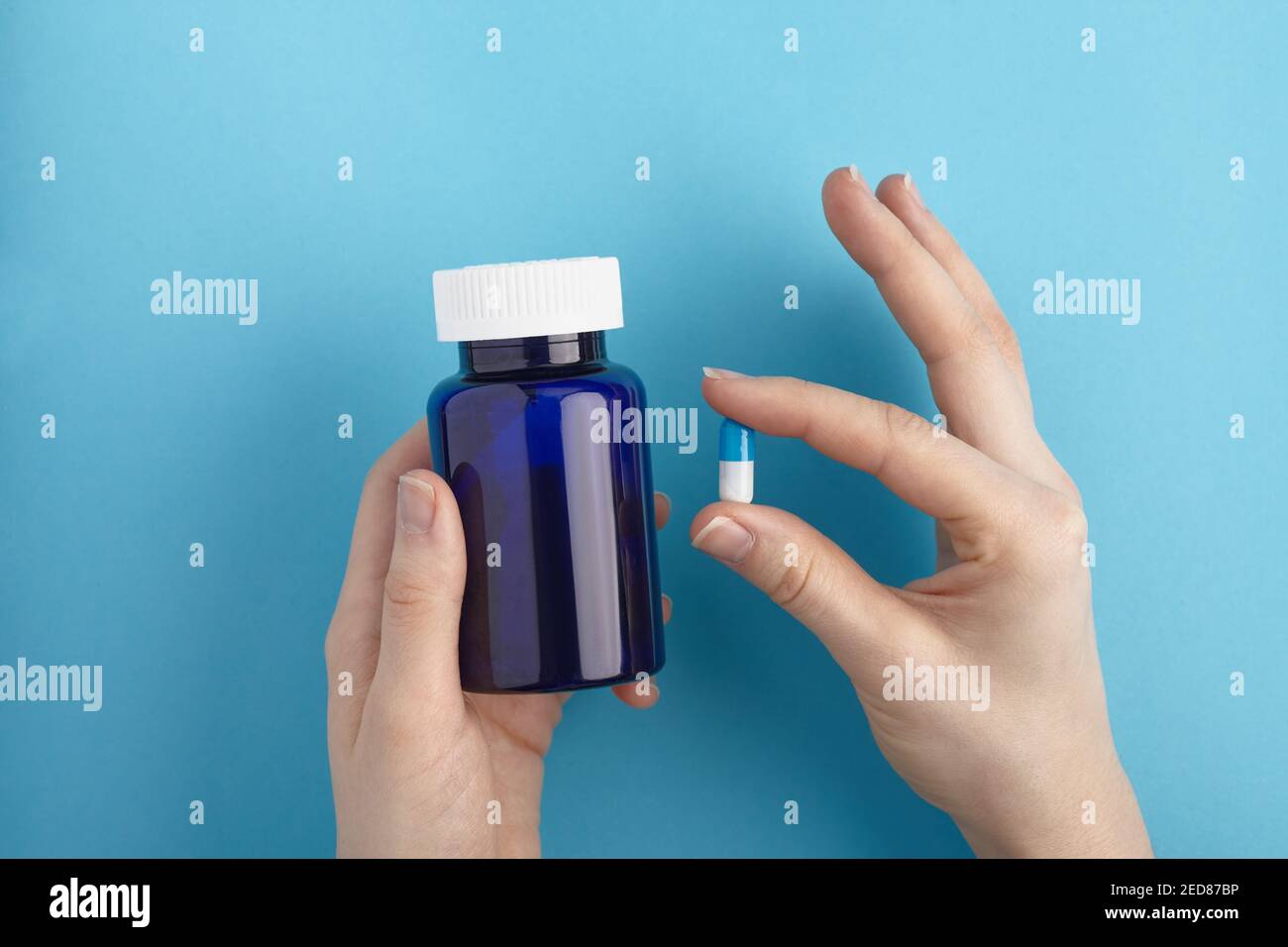 Paquet de pilules et une capsule dans les mains. Tas de pilules - antécédents médicaux Banque D'Images