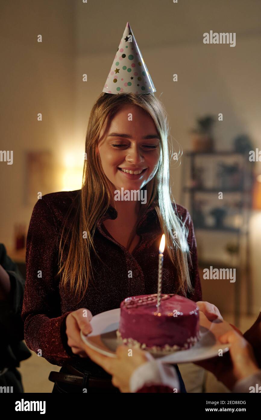 Bonne Fille Blonde Magnifique A La Recherche De Delicieux Gateau D Anniversaire Glace Avec Bougie Allumee Sur Une Plaque Tenue Par Une Jeune Femme Pendant Fete A Domicile Photo Stock Alamy Bonne Fille Blonde Magnifique A La Recherche De Delicieux Gateau D Anniversaire Glace Avec Bougie Allumee Sur Une Plaque Tenue Par Une Jeune Femme Pendant Fete A Domicile Photo Stock Alamy