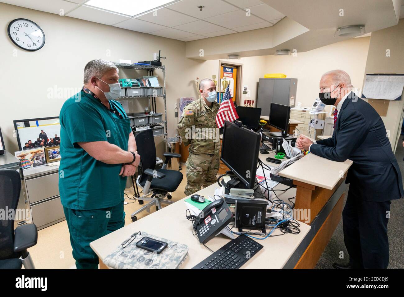 Le président américain Joe Biden s'entretient avec le personnel médical lors de sa visite au centre médical militaire national Walter Reed le 29 janvier 2021 à Bethesda, Maryland. Banque D'Images