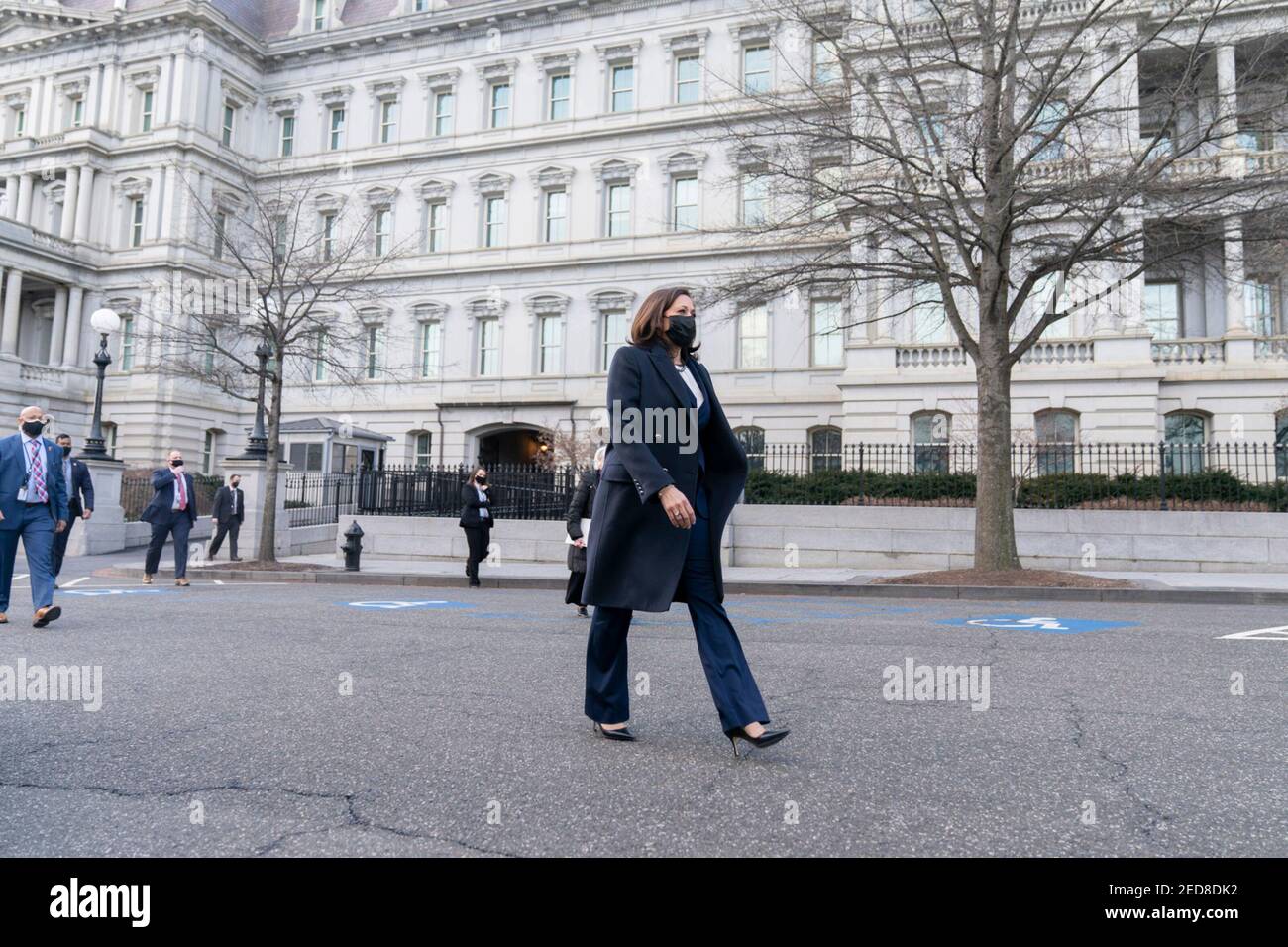 Le vice-président Kamala Harris traverse West Executive Avenue et quitte l'immeuble Eisenhower Executive Office en route vers l'aile ouest de la Maison Blanche le 5 février 2021 à Washington, D.C. Banque D'Images