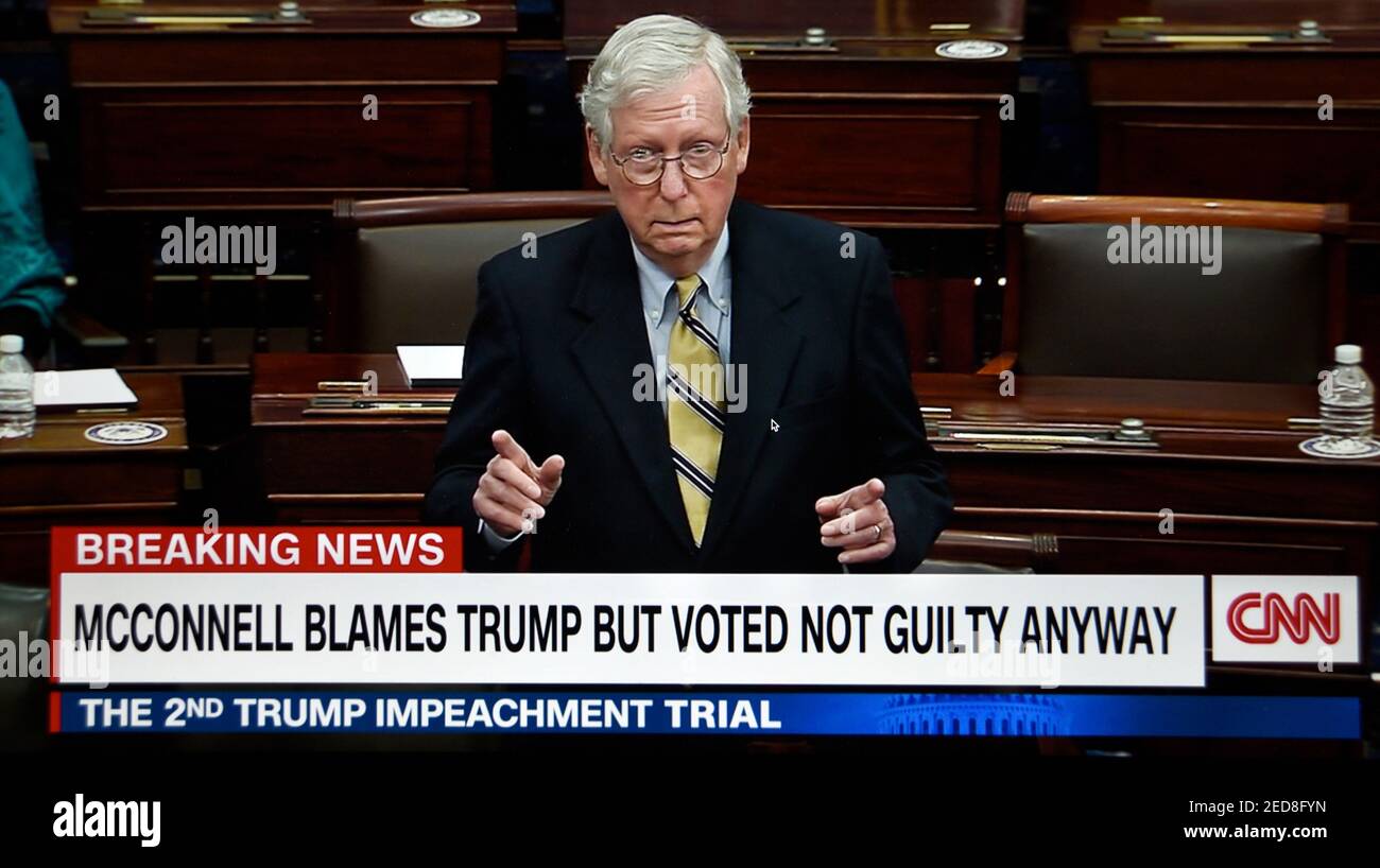 CNN-TV capture d'écran du sénateur Mitch McConnell critiquant Donald Trump après avoir voté pour acquitter l'ancien président lors de son deuxième procès de destitution. Banque D'Images