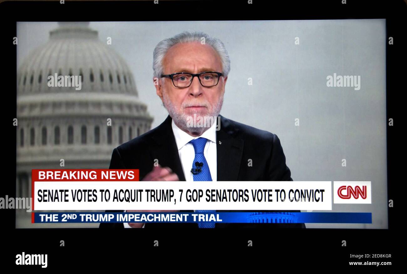 Capture d'écran de l'ancre de CNN, Wolf Blitzer, qui rapporte le vote du Sénat américain pour l'acquittement de l'ancien président Donald Trump lors de son deuxième procès d'impeachment. Banque D'Images