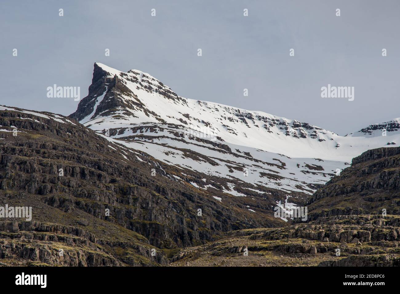 Montagne DYS à Berufjordur dans l'est de l'Islande Banque D'Images