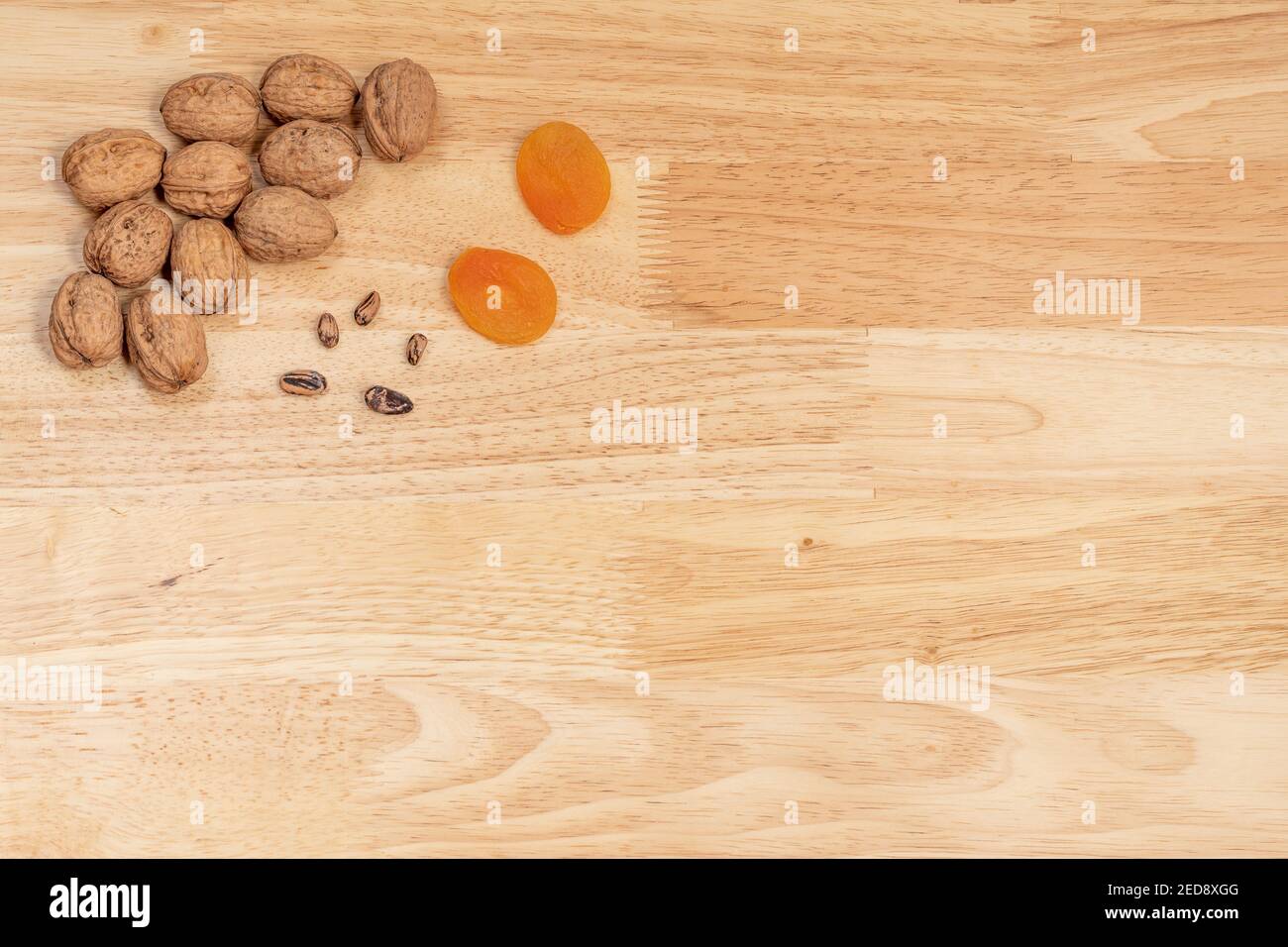 Vue de dessus des noix, abricots séchés et pignons avec copyspace sur une table en bois, composition Banque D'Images