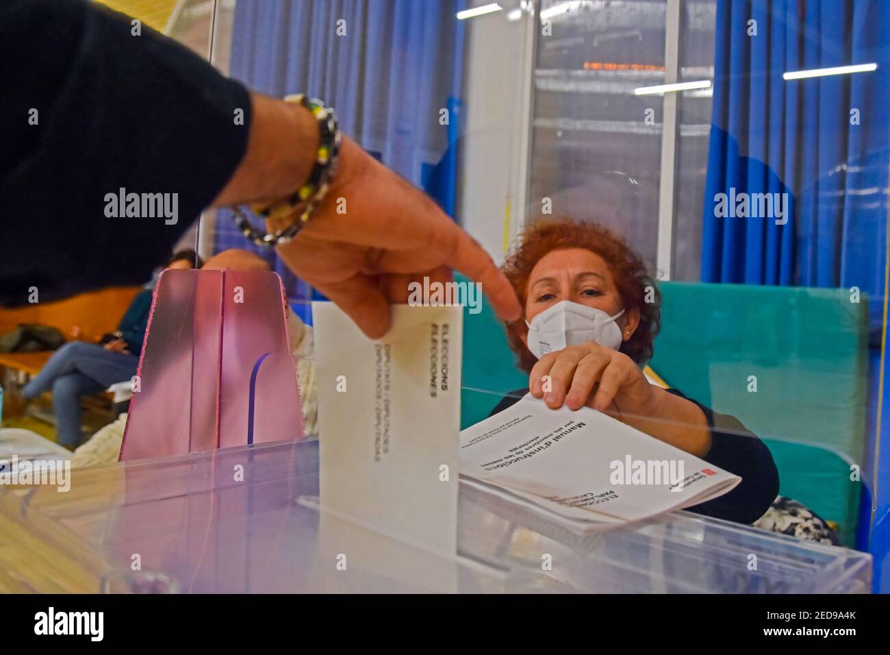 Une main d'une personne est vue en jetant le vote électoral dans les urnes pendant les élections régionales catalanes. Aujourd'hui, la Catalogne va aux urnes pour voter pour le président du gouvernement de la Catalogne en vertu de mesures strictes de sécurité sanitaire en raison de la crise de la pandémie de Covid-19. Les patients positifs de Covid19 ont droit à une allocation pour voter entre 7 h 00 et 8 h 00 Banque D'Images