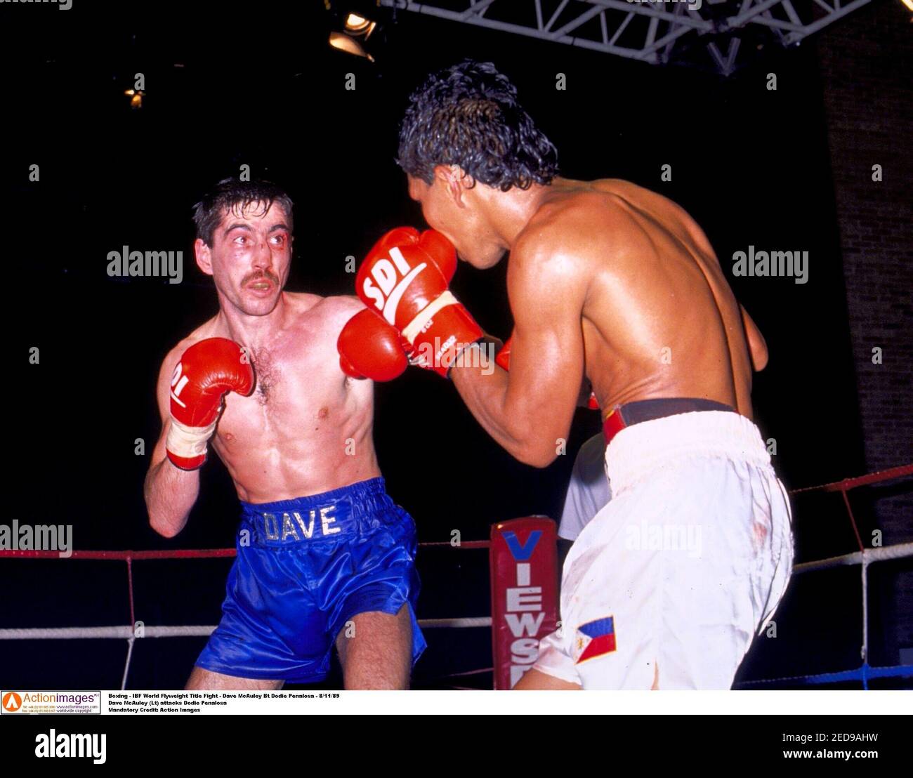 Boxe - IBF World Flyweight Title Fight - Dave McAuley Bt Dodie Penalosa -  8/11/89 Dave McAuley (Lt) attaque Dodie Penalosa crédit obligatoire: Images  d'action Photo Stock - Alamy