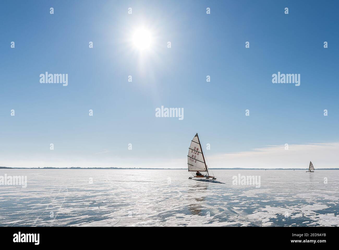 Bateau à glace au soleil sur le lac gelé, Arreso, Danemark, 14 février 2021 Banque D'Images