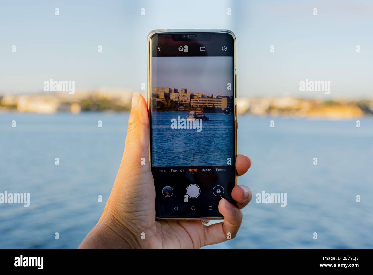 Prise de vue d'un paysage urbain sur votre téléphone. Vue sur la baie centrale et un bateau touristique. Sevastopol Crimée remblai 26 septembre 2019.Phone Banque D'Images