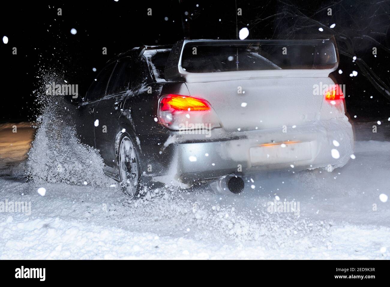 auto, voiture, nuit, hiver, mauvais temps, transport, nuit d'hiver, voyage, neige, froid, glissant, conduisant une voiture en hiver, dérive Banque D'Images