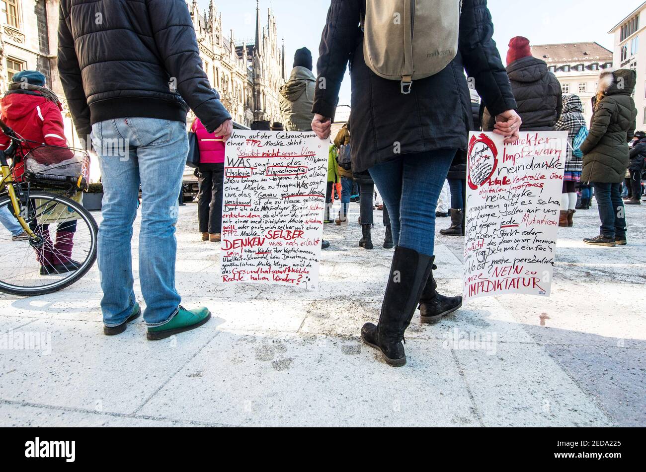 Munich, Bavière, Allemagne. 14 février 2021. Quelques exemples de signes presque illisibles fabriqués par les deniers de Corona à Munich, en Allemagne. Exploitant à la fois la Saint-Valentin et Fasching (Carnaval), divers groupes de deniers et anti-makers Corona sous le label de Querdenken ont organisé pas moins d'une demi-douzaine de démos et de motards dans la ville de Munich, en Allemagne. Après la perte de Trump et la fracture du mouvement QAnon, le groupe allemand cherche à se réinventer, à intensifier les manifestations, les défis juridiques et ce que certains considèrent comme des campagnes de terrorisme sur papier. Dans le cadre de la réinvention, t Banque D'Images