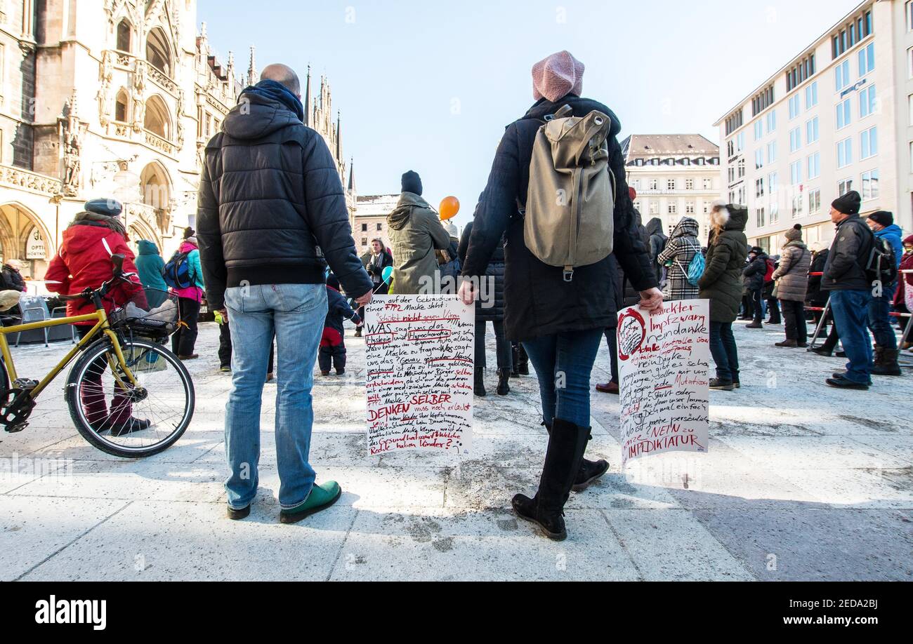 Munich, Bavière, Allemagne. 14 février 2021. Quelques exemples de signes presque illisibles fabriqués par les deniers de Corona à Munich, en Allemagne. Exploitant à la fois la Saint-Valentin et Fasching (Carnaval), divers groupes de deniers et anti-makers Corona sous le label de Querdenken ont organisé pas moins d'une demi-douzaine de démos et de motards dans la ville de Munich, en Allemagne. Après la perte de Trump et la fracture du mouvement QAnon, le groupe allemand cherche à se réinventer, à intensifier les manifestations, les défis juridiques et ce que certains considèrent comme des campagnes de terrorisme sur papier. Dans le cadre de la réinvention, t Banque D'Images