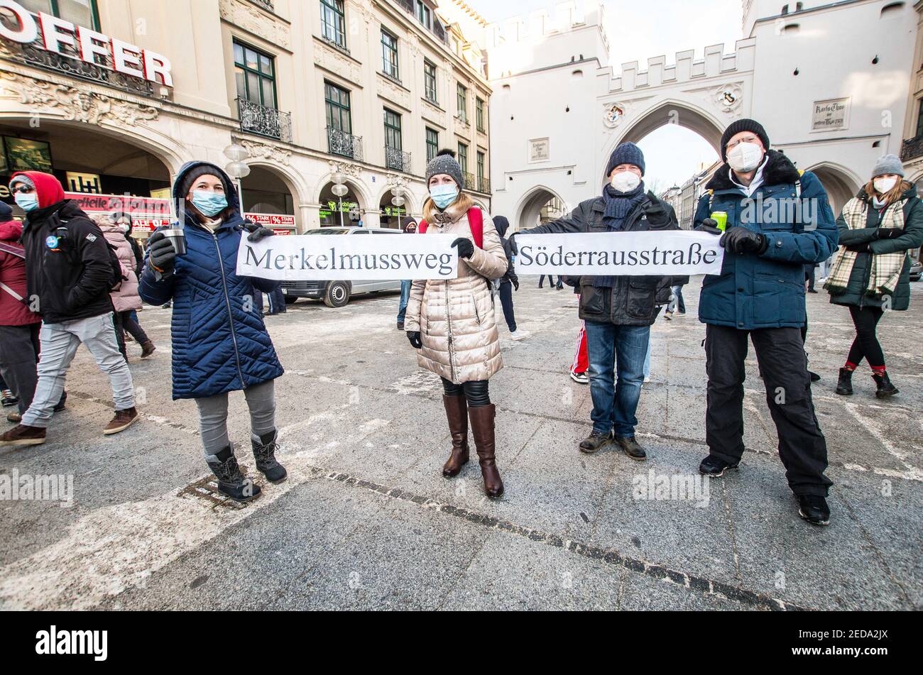 Munich, Bavière, Allemagne. 14 février 2021. Corona deniers à Munich avec des panneaux indiquant « Merkus must Go » et « soeder Out » conçus pour ressembler à des panneaux de signalisation. Exploitant à la fois la Saint-Valentin et Fasching (Carnaval), divers groupes de deniers et anti-makers Corona sous le label de Querdenken ont organisé pas moins d'une demi-douzaine de démos et de motards dans la ville de Munich, en Allemagne. Après la perte de Trump et la fracture du mouvement QAnon, le groupe allemand cherche à se réinventer, à intensifier les manifestations, les défis juridiques et ce que certains considèrent comme des campagnes de terrorisme sur papier. Banque D'Images