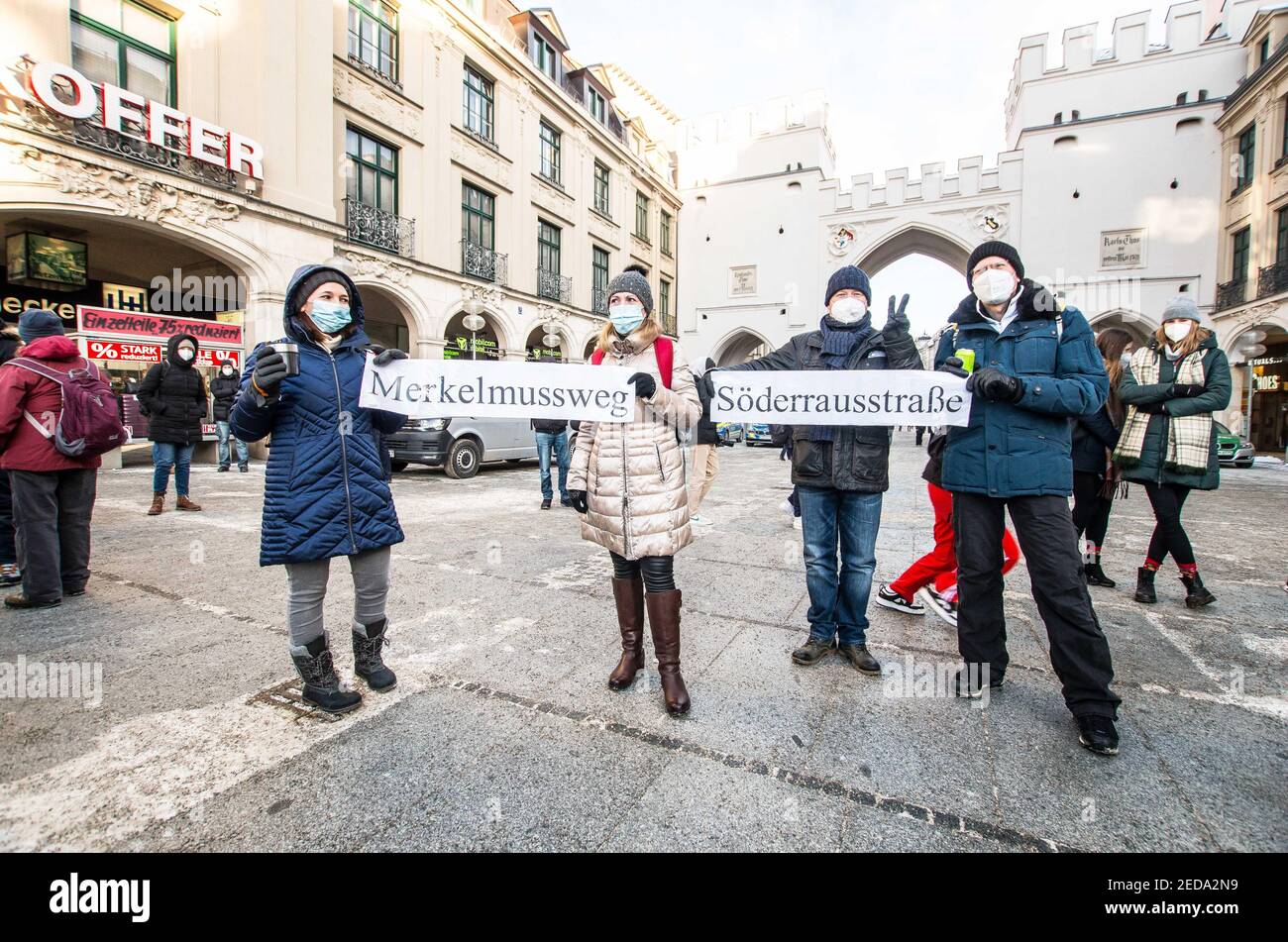 Munich, Bavière, Allemagne. 14 février 2021. Corona deniers à Munich avec des panneaux indiquant « Merkus must Go » et « soeder Out » conçus pour ressembler à des panneaux de signalisation. Exploitant à la fois la Saint-Valentin et Fasching (Carnaval), divers groupes de deniers et anti-makers Corona sous le label de Querdenken ont organisé pas moins d'une demi-douzaine de démos et de motards dans la ville de Munich, en Allemagne. Après la perte de Trump et la fracture du mouvement QAnon, le groupe allemand cherche à se réinventer, à intensifier les manifestations, les défis juridiques et ce que certains considèrent comme des campagnes de terrorisme sur papier. Banque D'Images