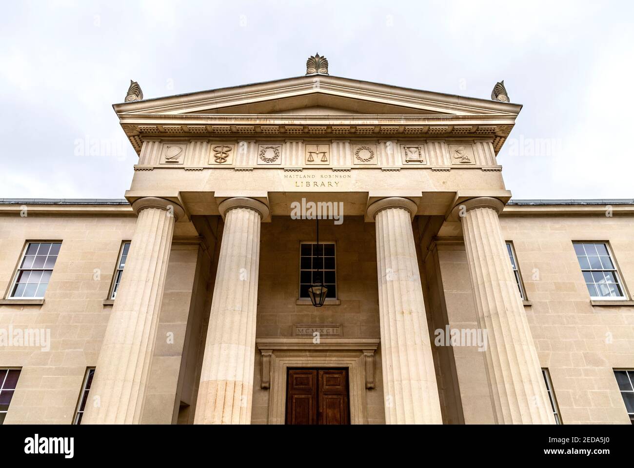 Portique de style néo-classique avec colonnes de pédiment et doric à la bibliothèque Maitland Robinson, Downing College, Cambridge, Royaume-Uni Banque D'Images