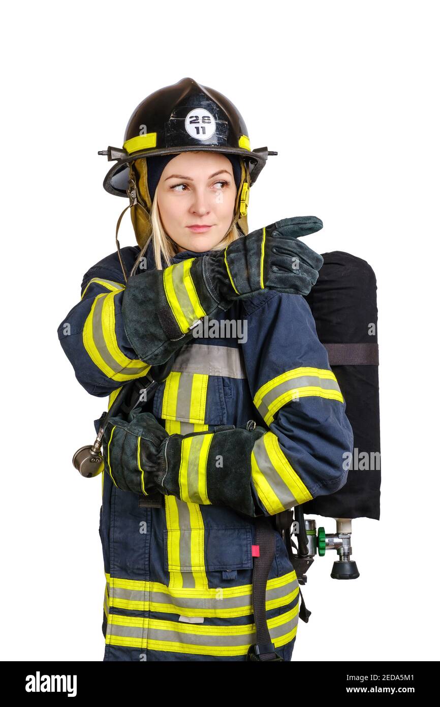 Femme en uniforme de pompier posant en profil avec l'air réservoir et pointage Banque D'Images