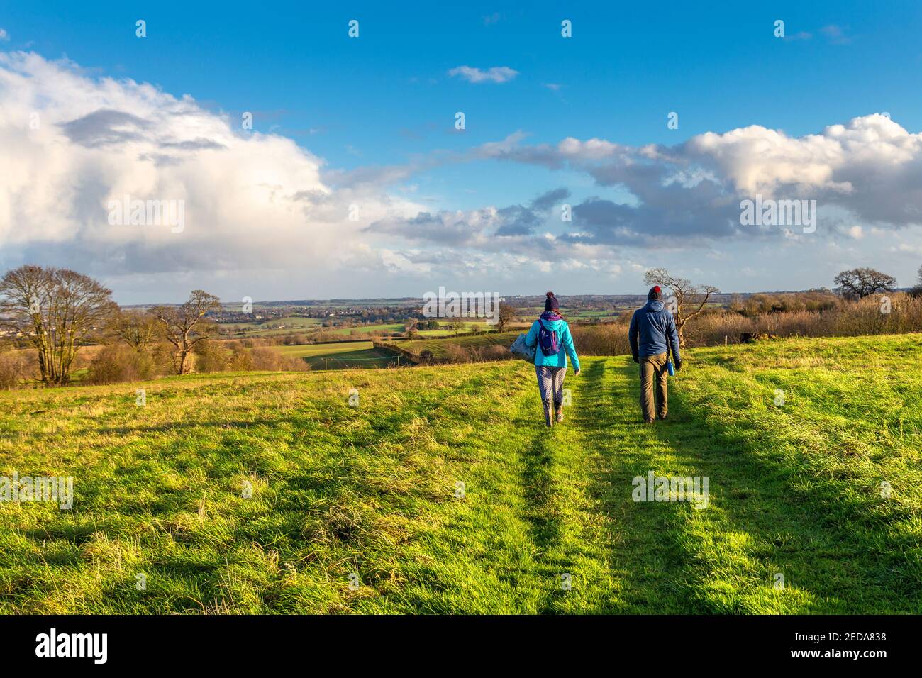 Deux randonneurs marchant à Little Offley, Hertfordshire, Royaume-Uni Banque D'Images