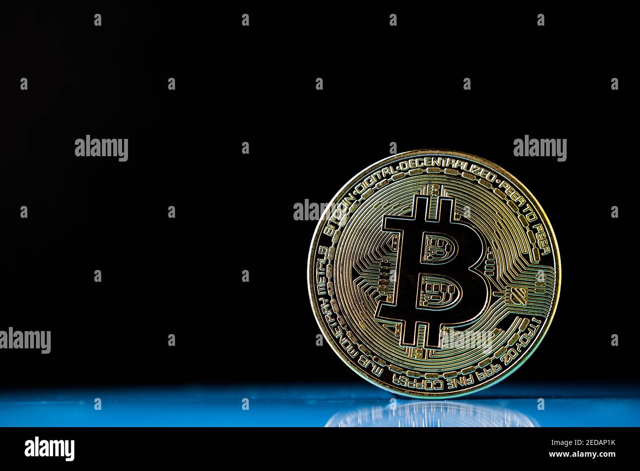 Bitcoin placé sur la surface réfléchissante avec un arrière-plan flou. Concept de crypto-monnaie. Grand espace de copie. Banque D'Images