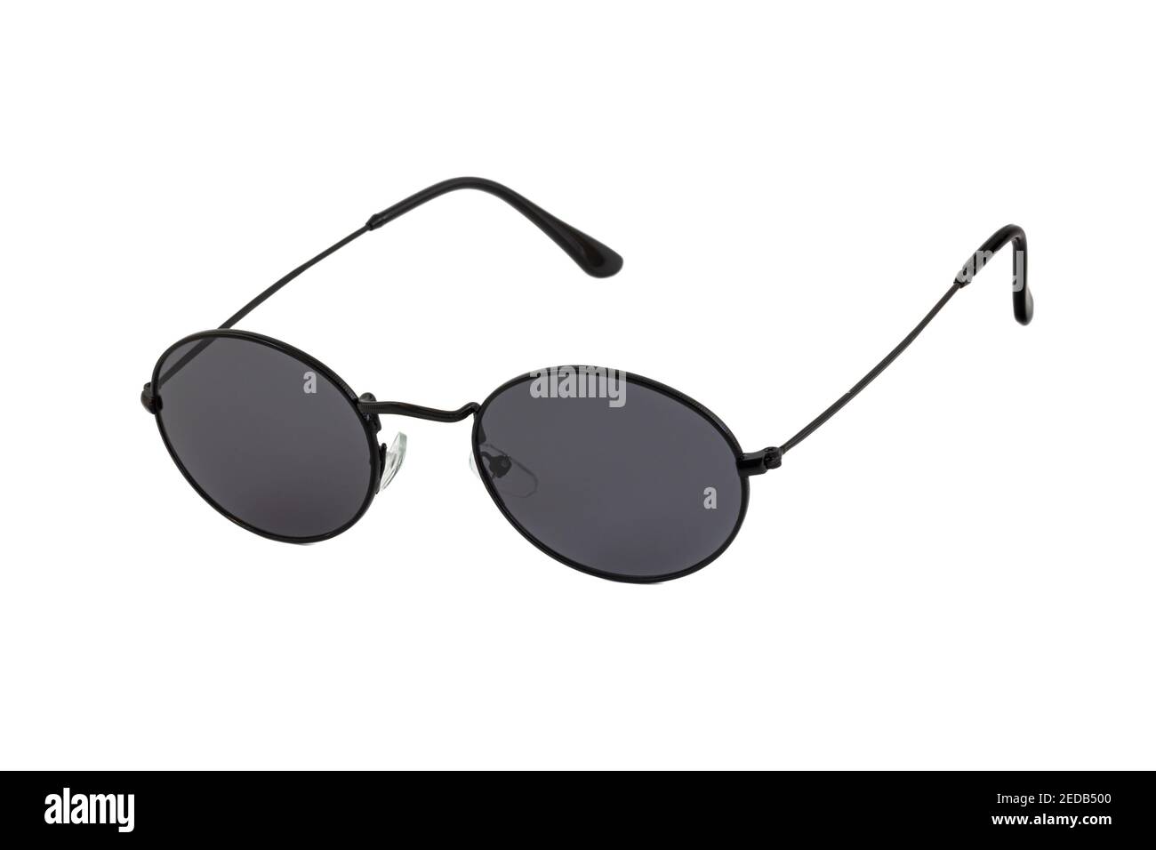 Lunettes de soleil rondes, petites et noires de style urbain avec verres transparents et cadres fins enveloppants noirs isolés sur fond blanc. Vue latérale. Banque D'Images