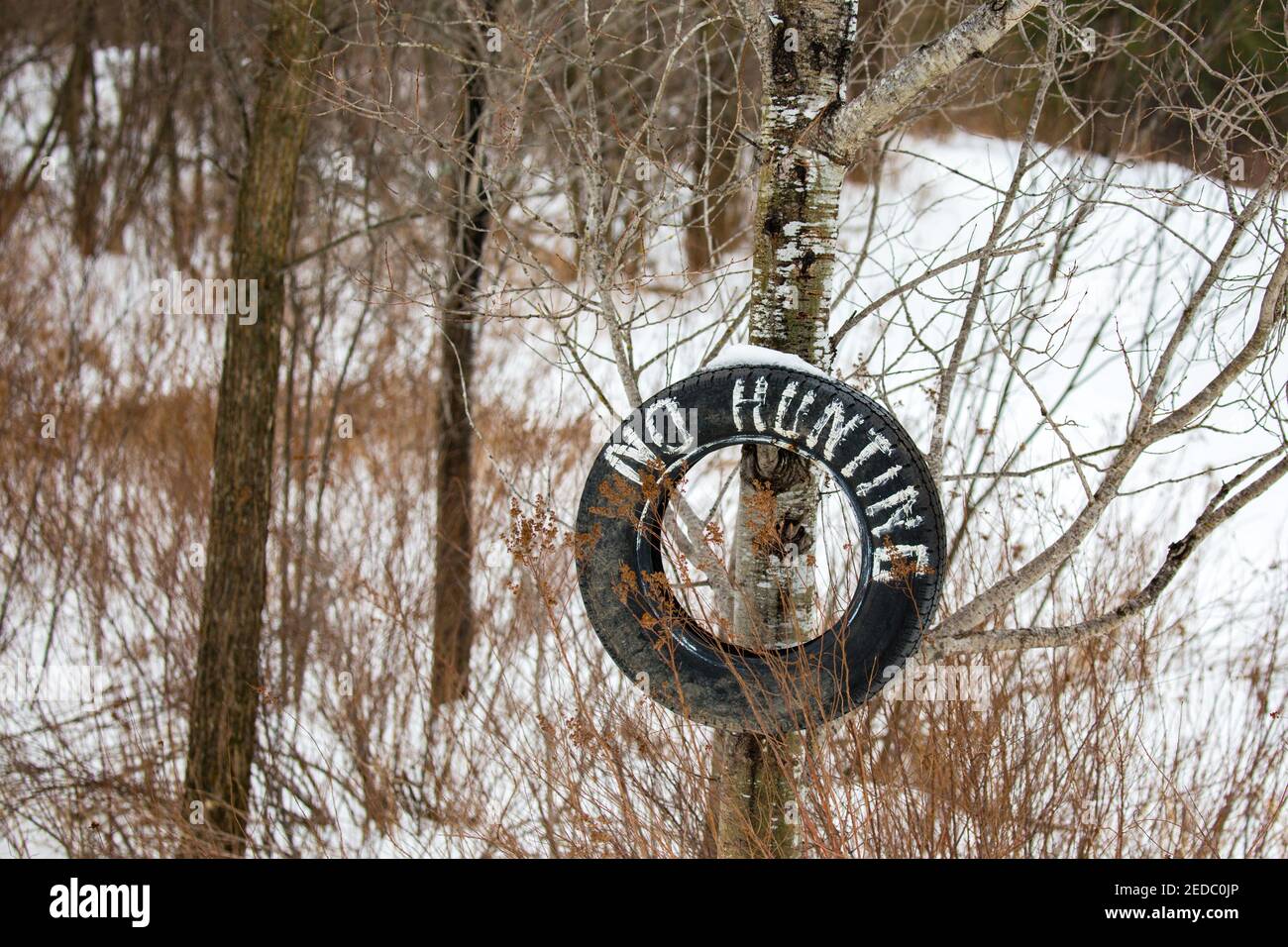 Vieux pneu utilisé pour un panneau de chasse no dans le Wisconsin, horizontal Banque D'Images