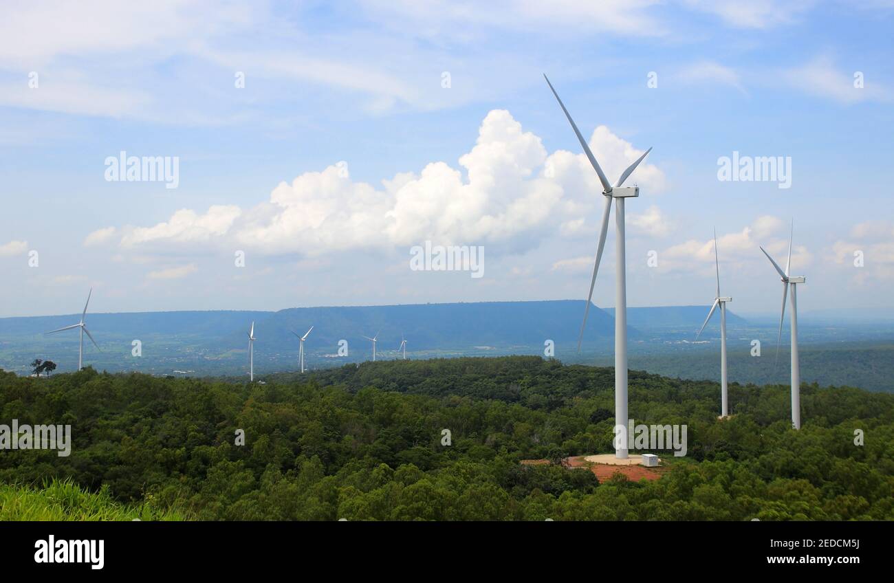 Moulin à vent pour l'énergie renouvelable avec beau fond de ciel Banque D'Images