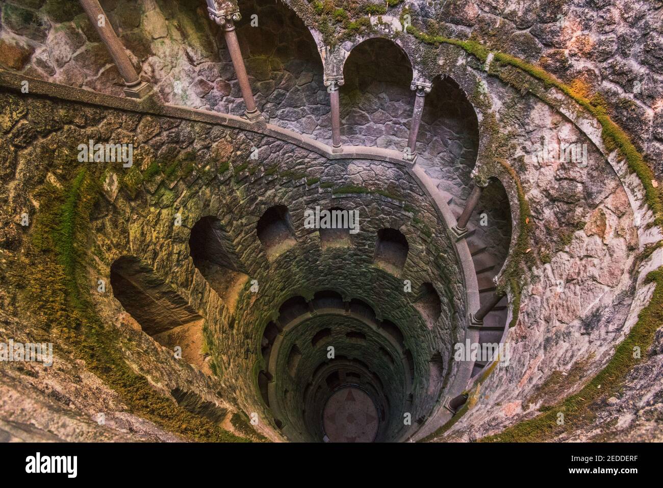 En regardant bien l'Initiation à Quinta da Regaleira, situé dans la magie de Sintra, à moins d'une heure de la capitale portugaise de Lisbonne. Banque D'Images