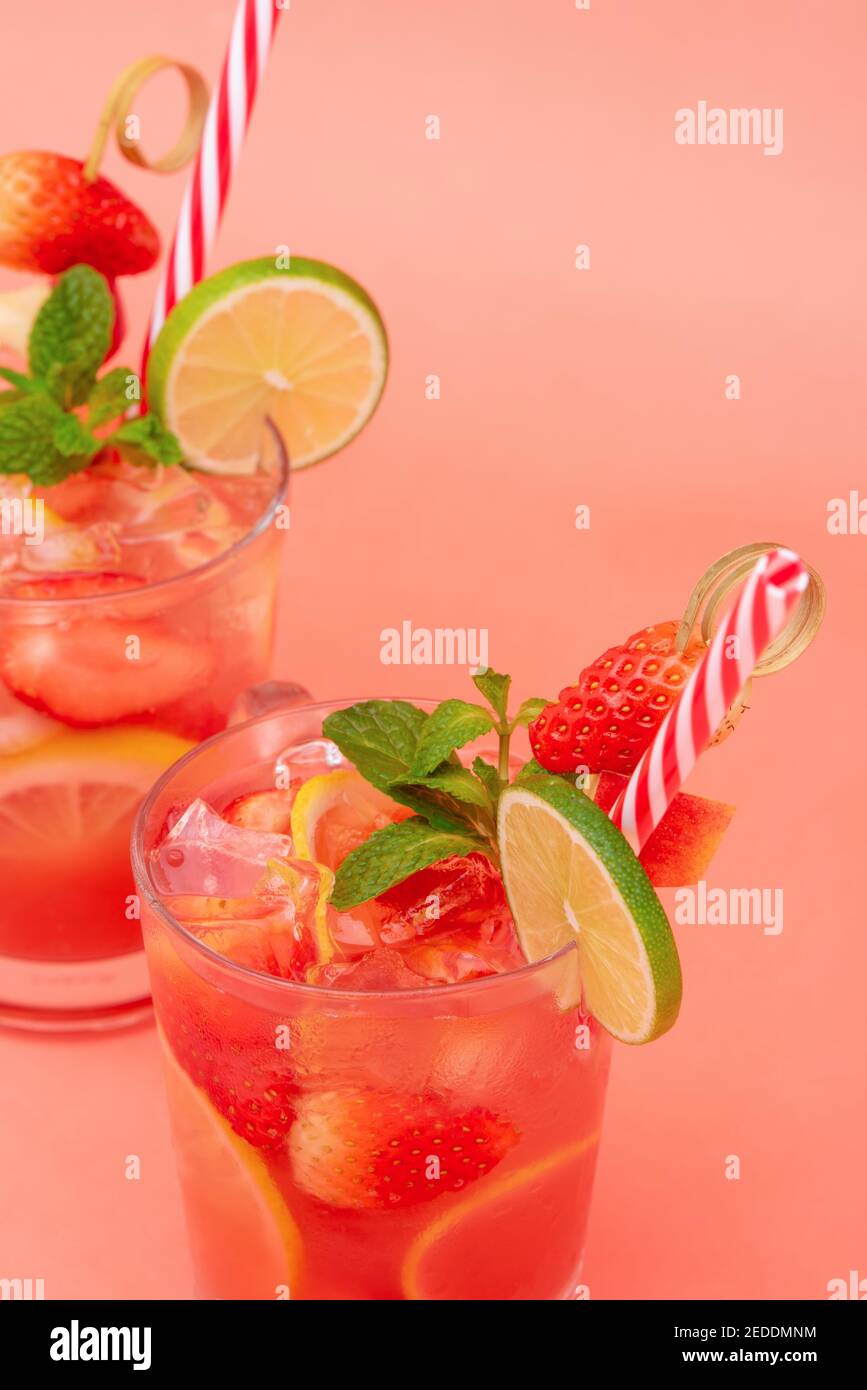 Boissons rafraîchissantes colorées pour l'été, jus de limonade aux fraises doux et aigre avec glaçons dans les verres Banque D'Images