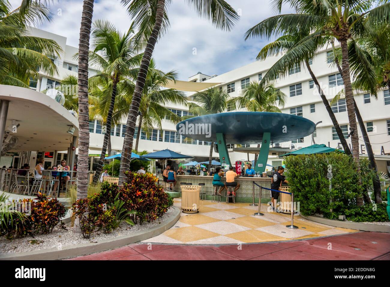 Le bar extérieur d'un hôtel art déco situé sur Ocean Drive le long de South Beach à Miami Beach. Banque D'Images