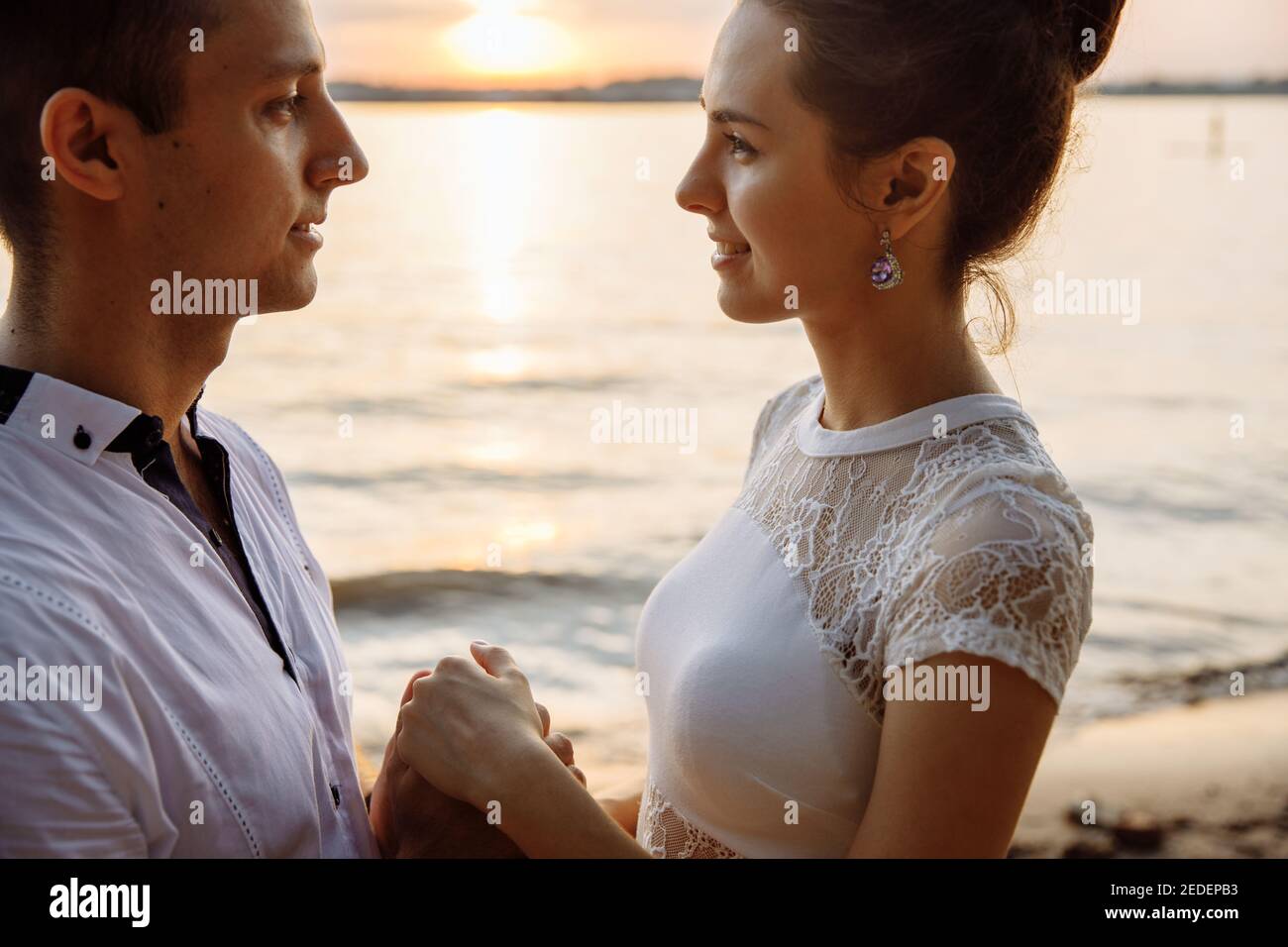 Belle femme et homme épris prêtez un serment d'amour sur la rive de la rivière. OUI Banque D'Images